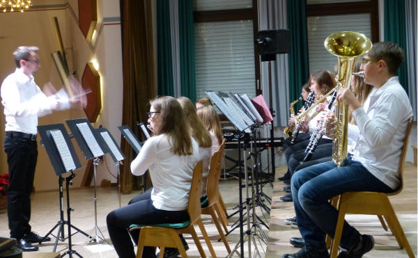Fabian Sauer dirigiert die Nachwuchsmusiker bei Weihnachtskonzert